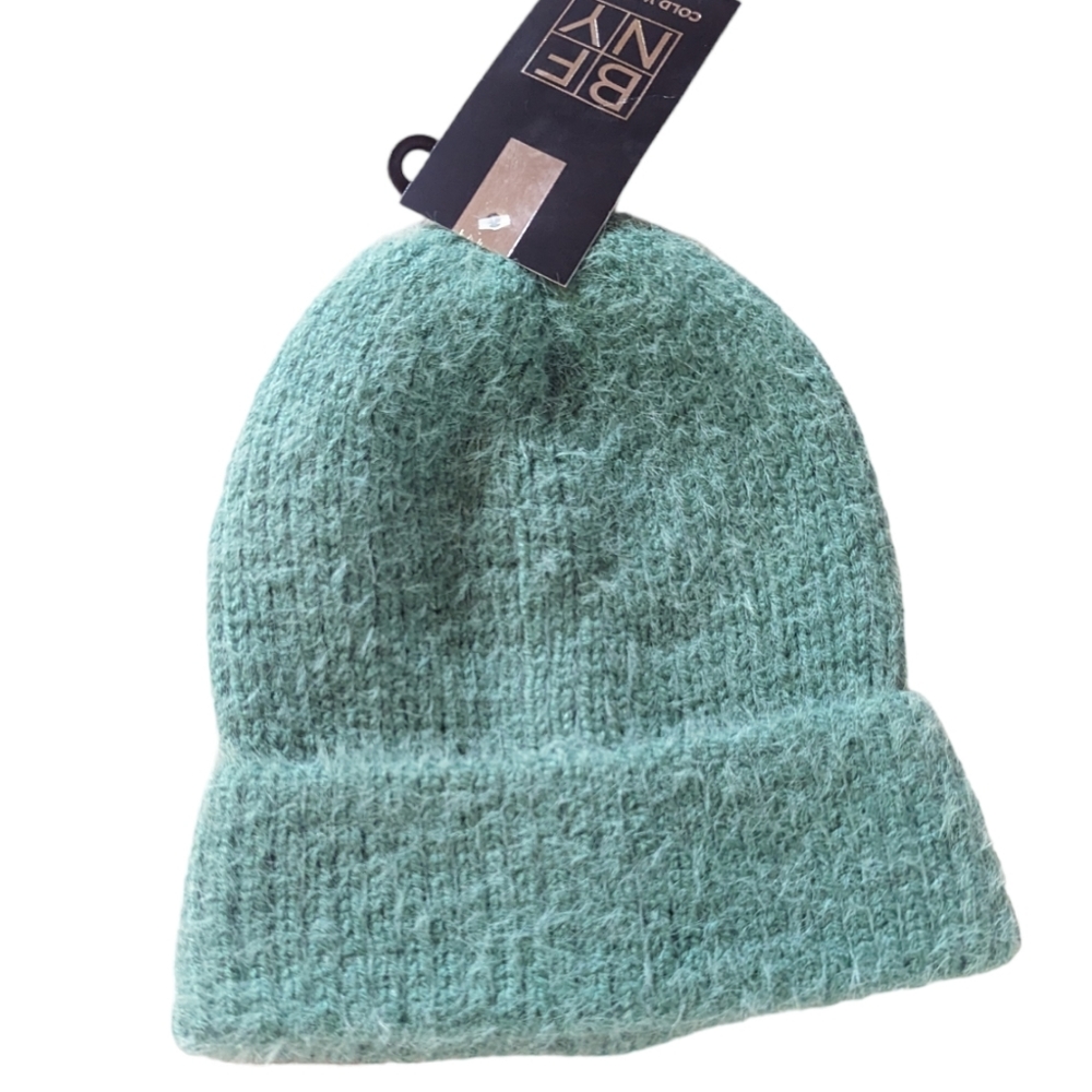 New Women's Fuzzy Beanie BF NY Hat Green Knit Pull On Sweater Solid NWT Cap - Picture 1 of 3